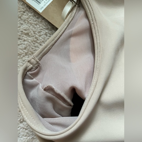 NWT Bearpaw Outdoors Beige Crop Tank with Built- In Bra Size Small RARE 🐾 - Picture 4 of 8